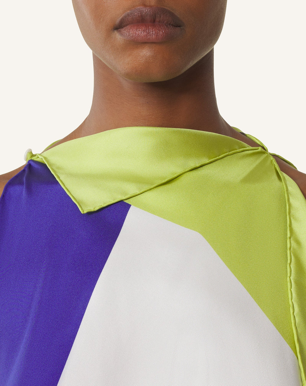 GRAPHIC PRINT SILK TOP