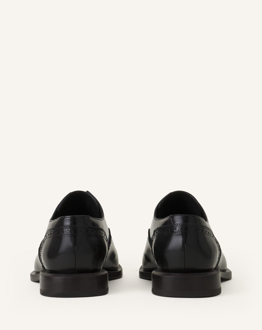 BROGUE OXFORD SHOE IN SHINY LEATHER