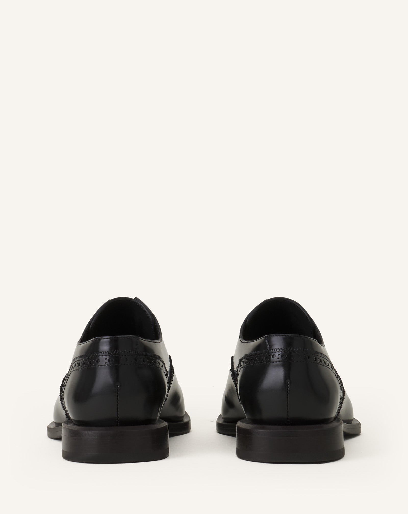 BROGUE OXFORD SHOE IN SHINY LEATHER
