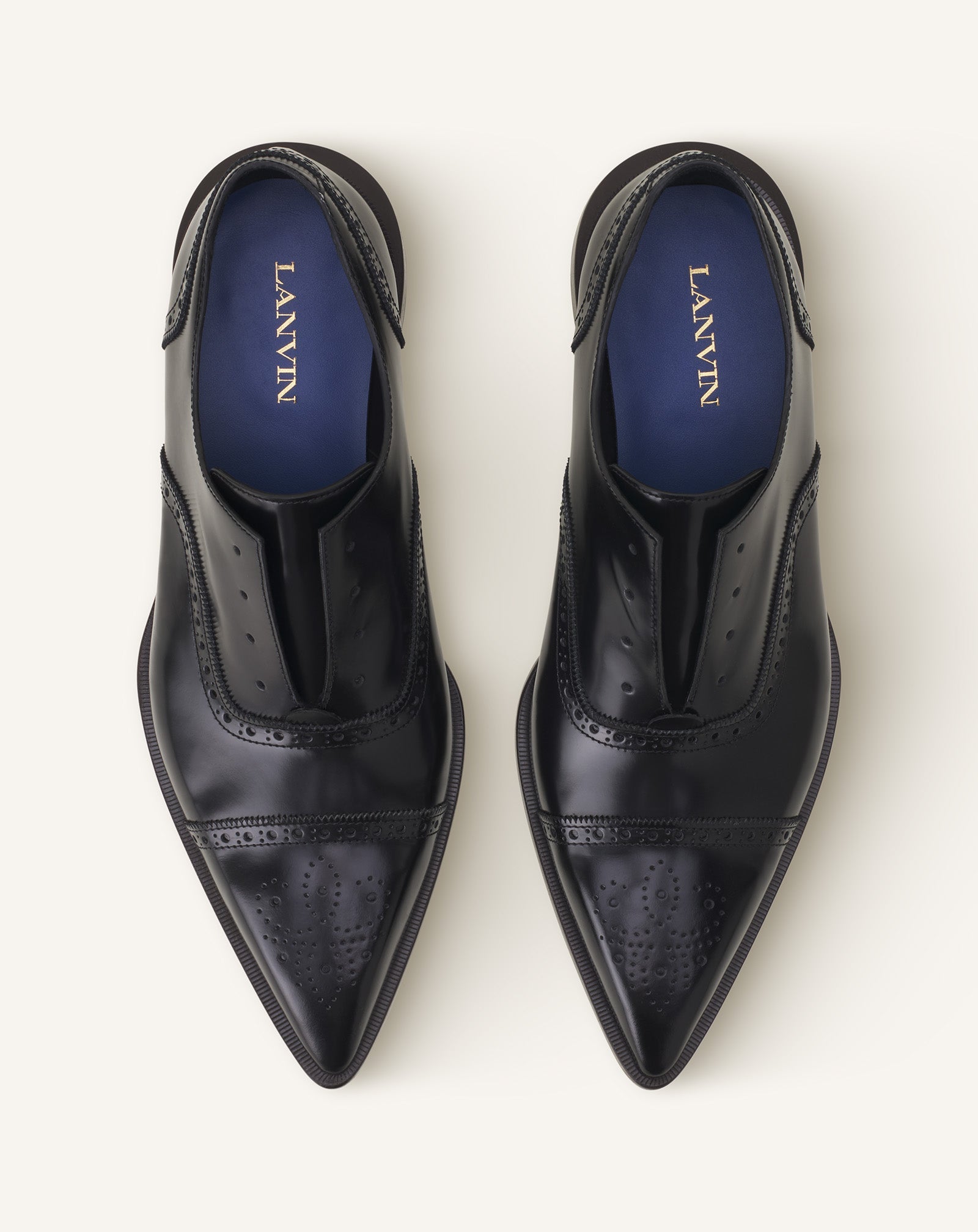 BROGUE OXFORD SHOE IN SHINY LEATHER