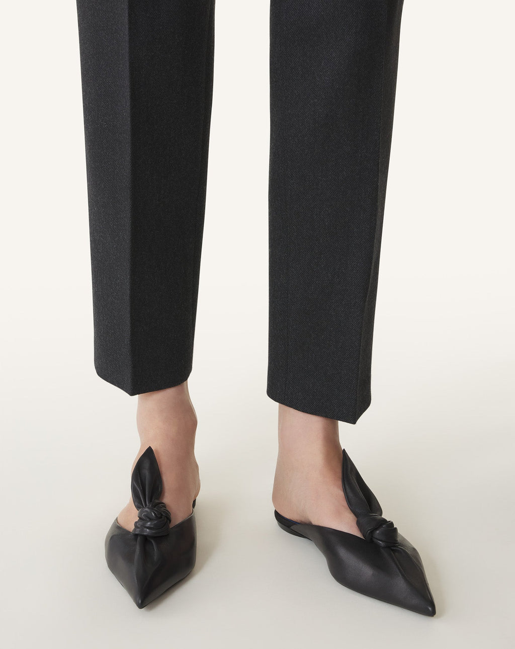 MIDNIGHT STEP MULE WITH A LEATHER BOW