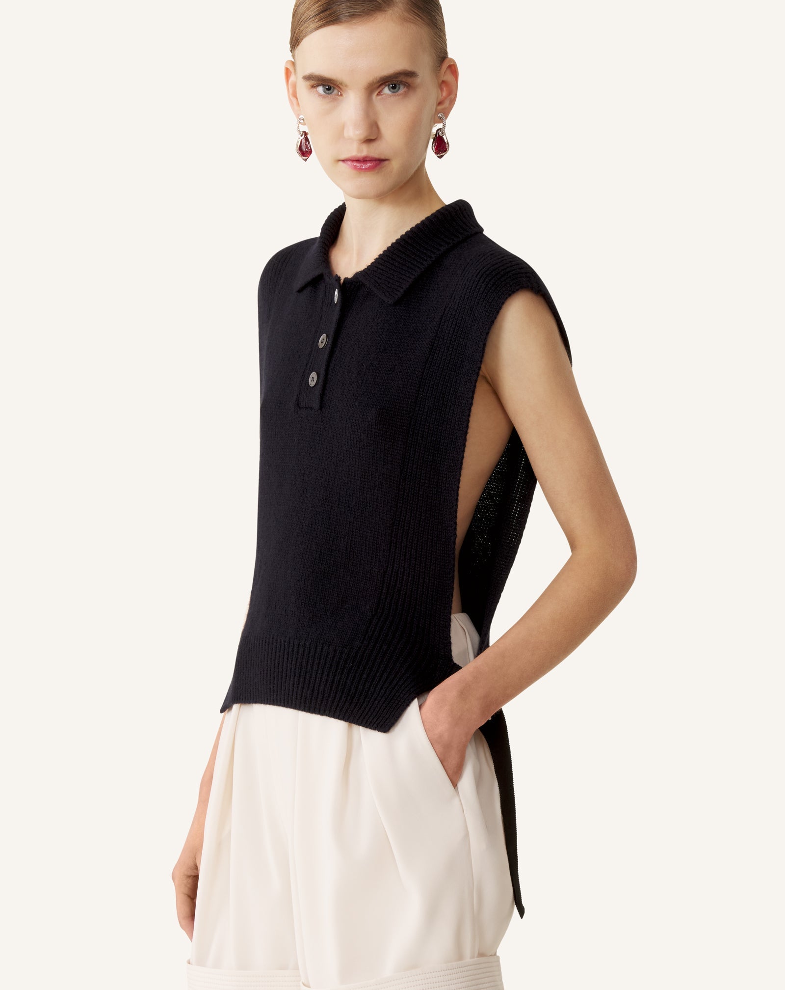 SLEEVELESS CASHMERE SWEATER